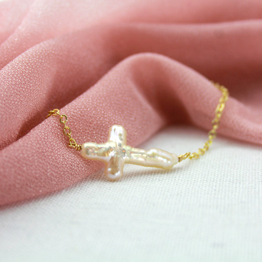 Parelkruis op gouden schakelketting