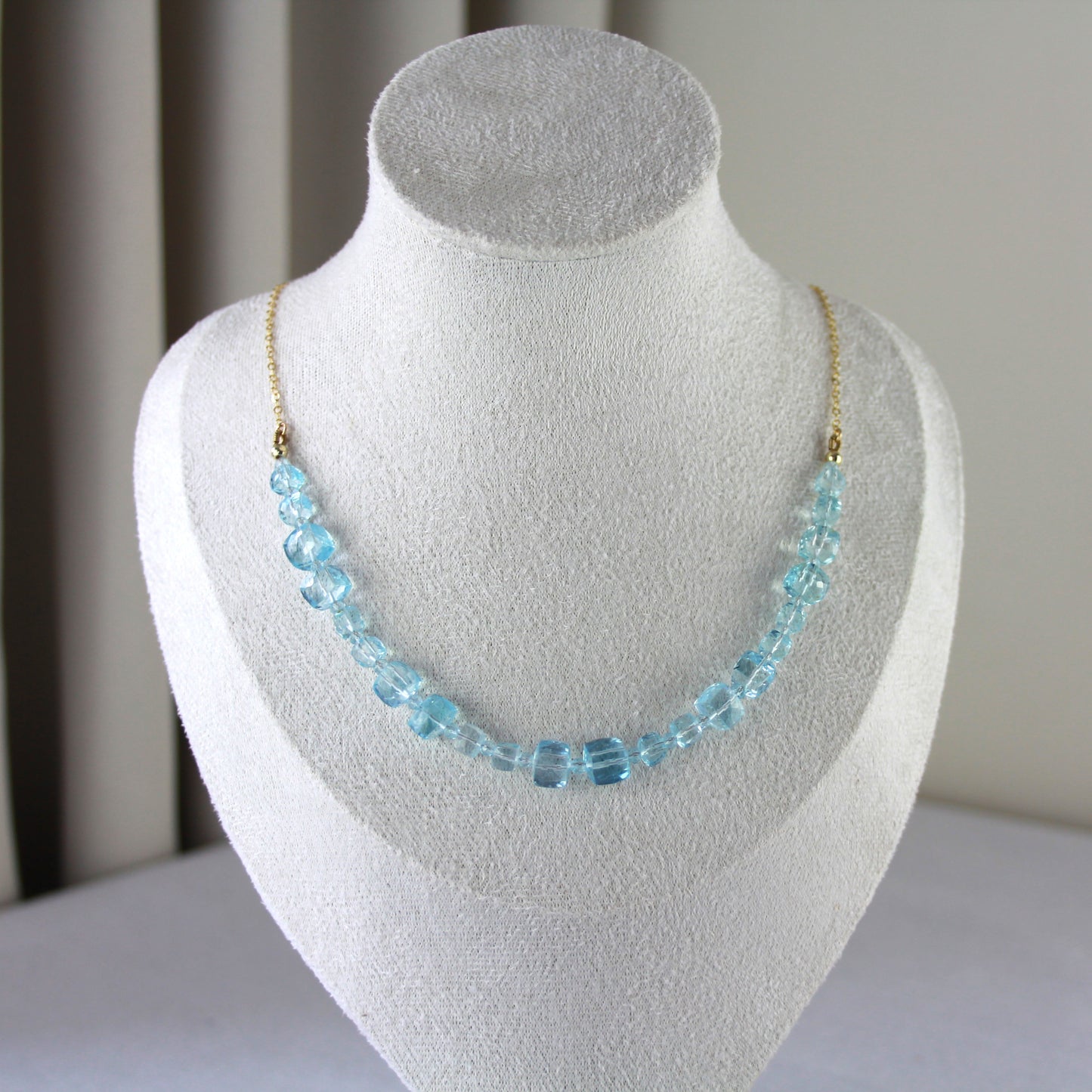 Topaas met gouden ketting