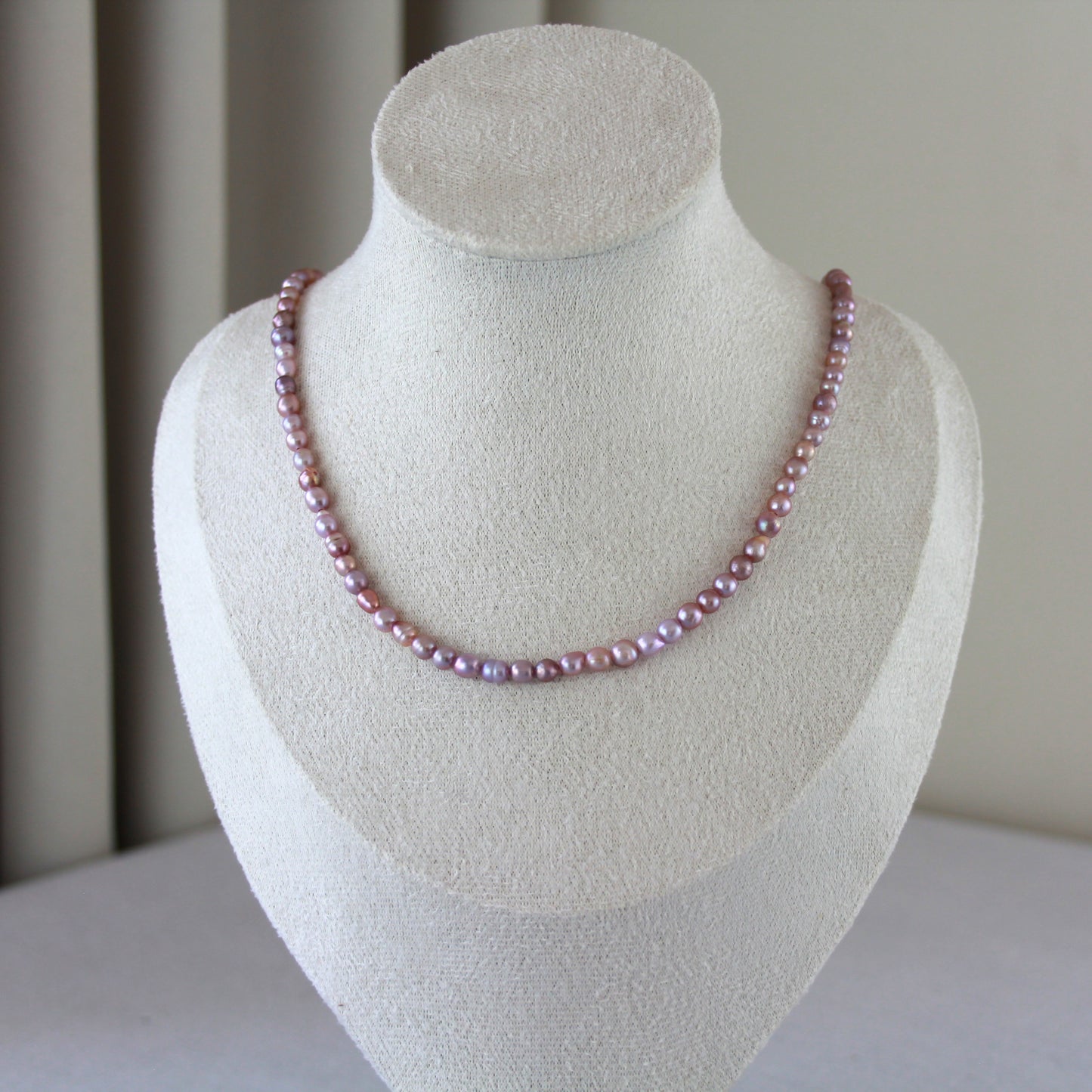 Paars parelketting met gouden slot