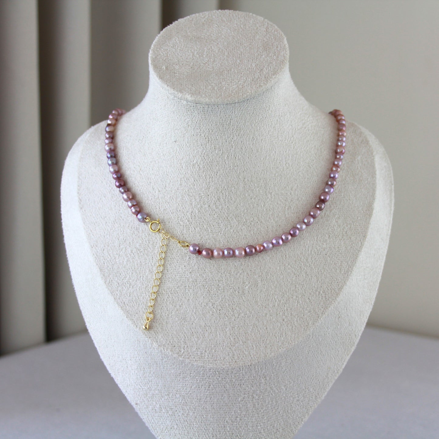 Paars parelketting met gouden slot