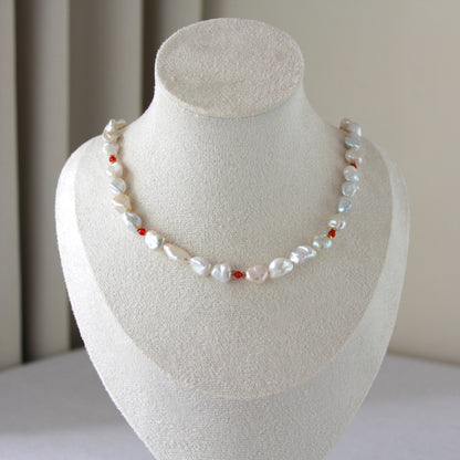 Jade met parelketting