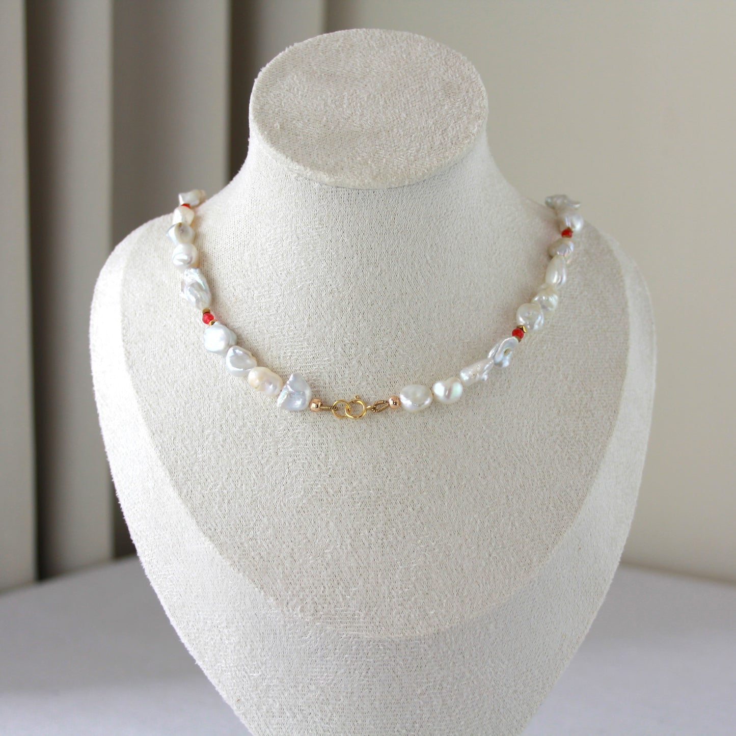 Jade met parelketting