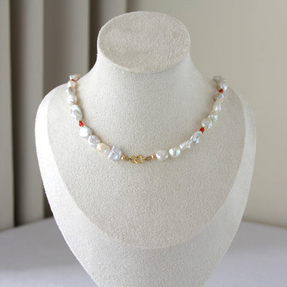 Jade met parelketting