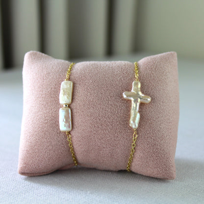 Parelkruis op gouden schakelketting