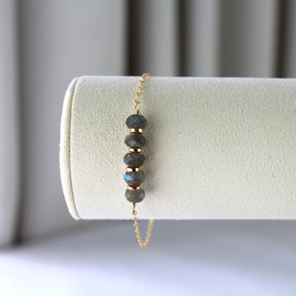 Labradoriet met gouden schakelketting