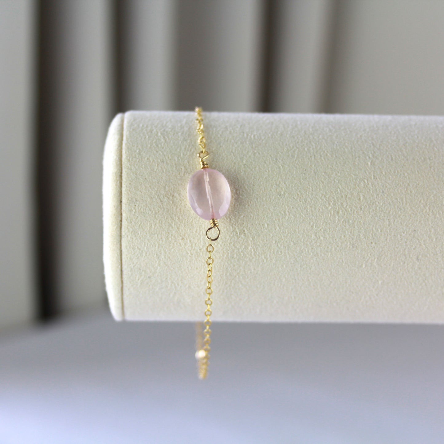Rozenkwarts met gouden schakelketting