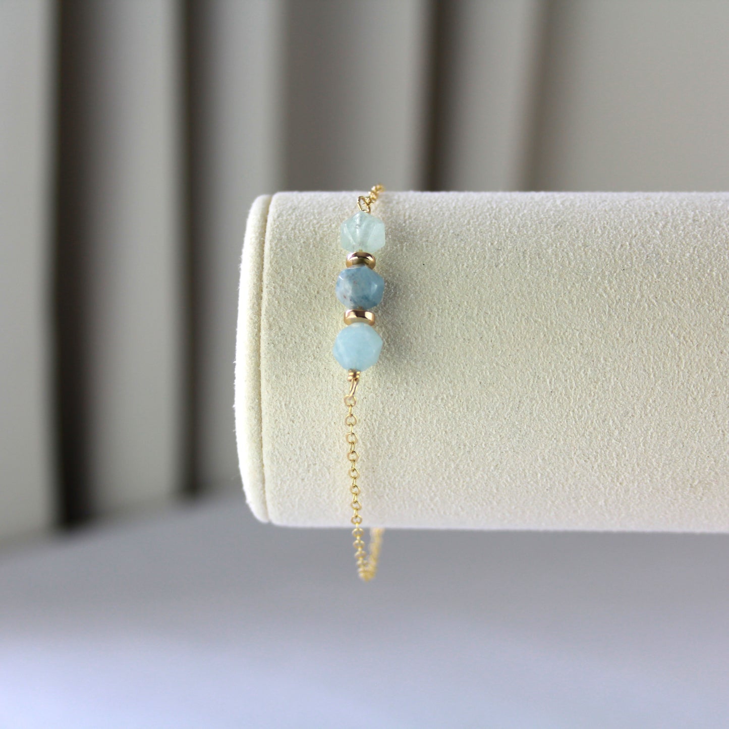 Aquamarijn armband met gouden schakel