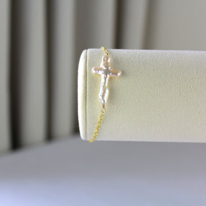 Parelkruis op gouden schakelketting