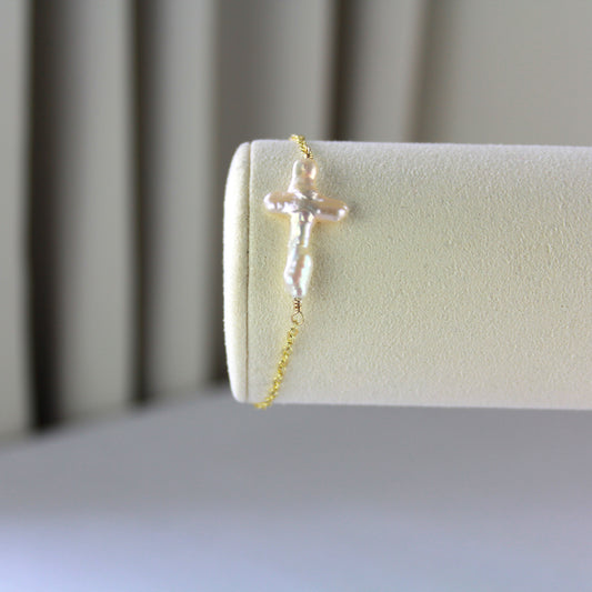 Parelkruis op gouden schakelketting