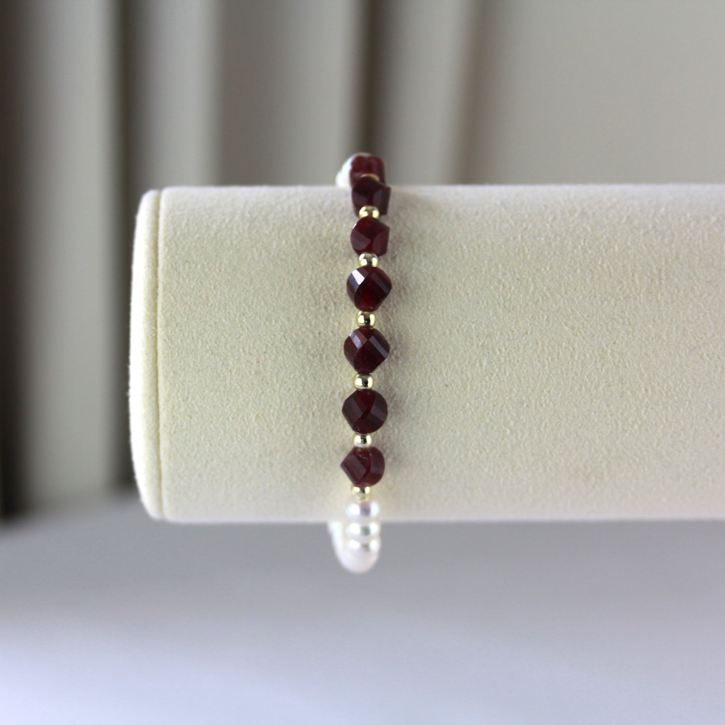 Granaat met parels armband