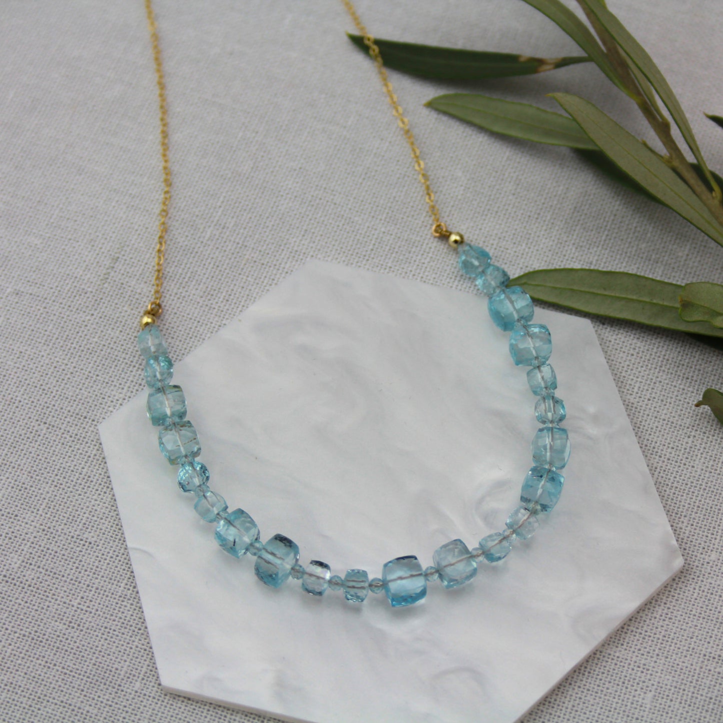 Topaas met gouden ketting