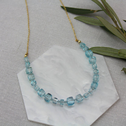 Topaas met gouden ketting