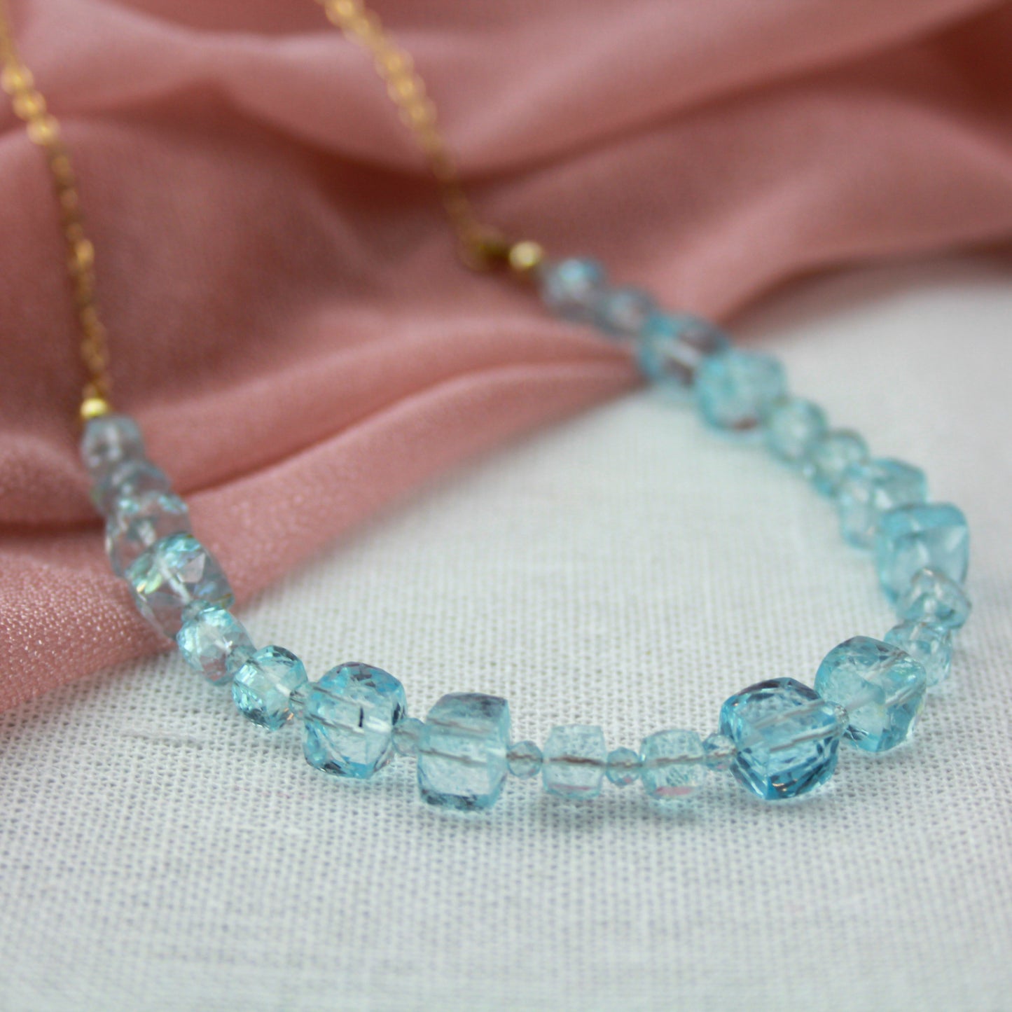Topaas met gouden ketting
