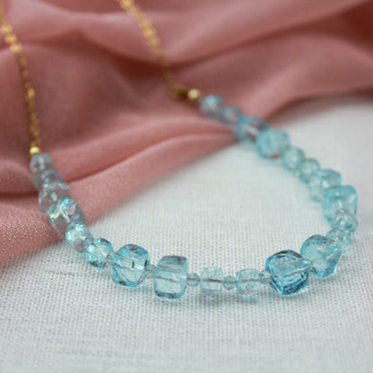 Topaas met gouden ketting