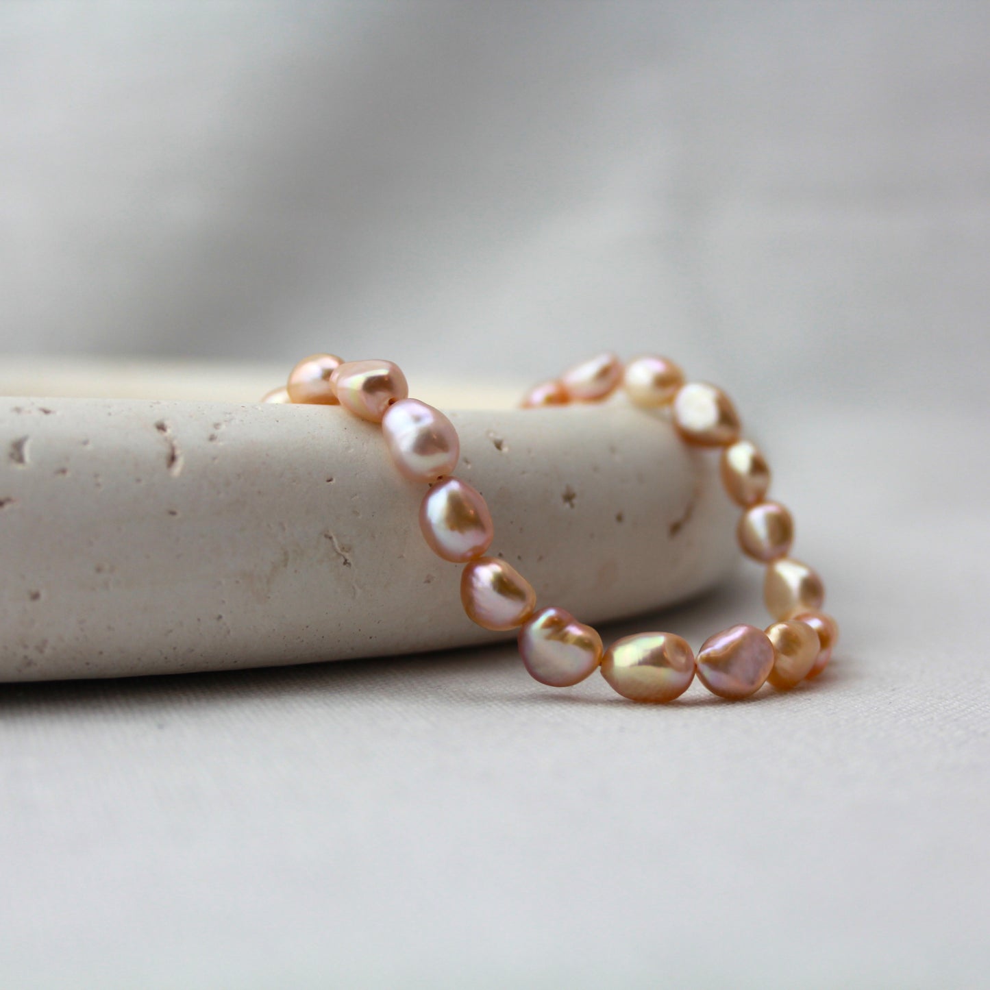 Lichtroze barok parelketting