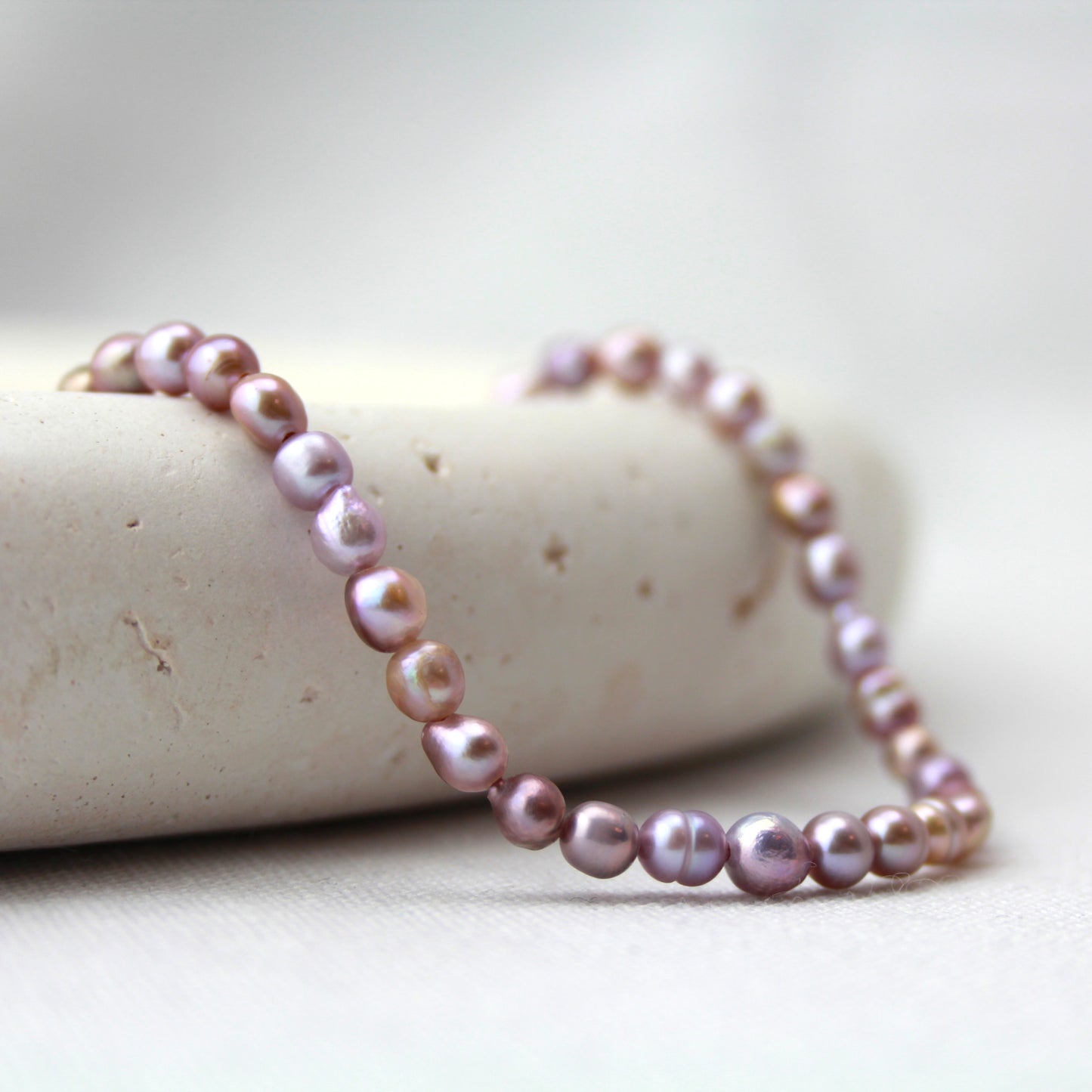 Paars parelketting met gouden slot