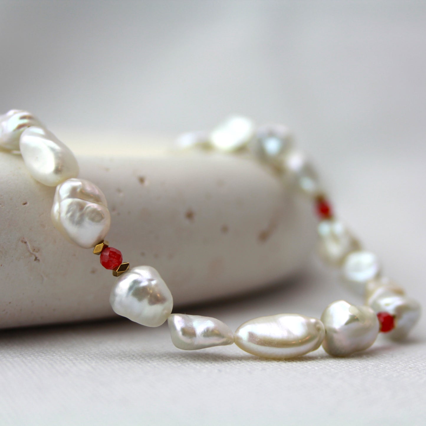 Jade met parelketting