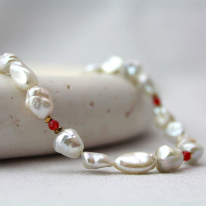 Jade met parelketting