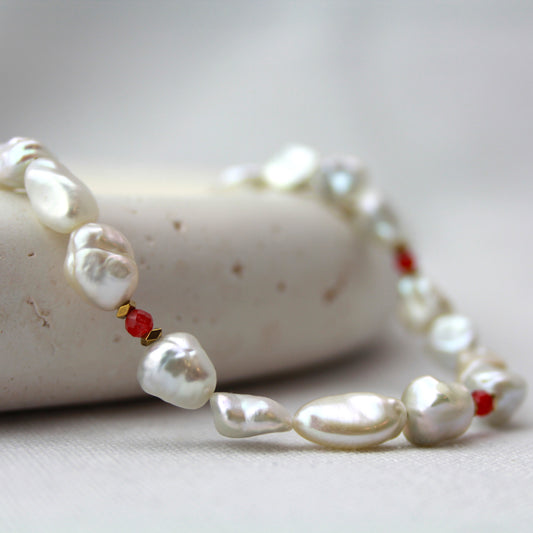 Jade met parelketting