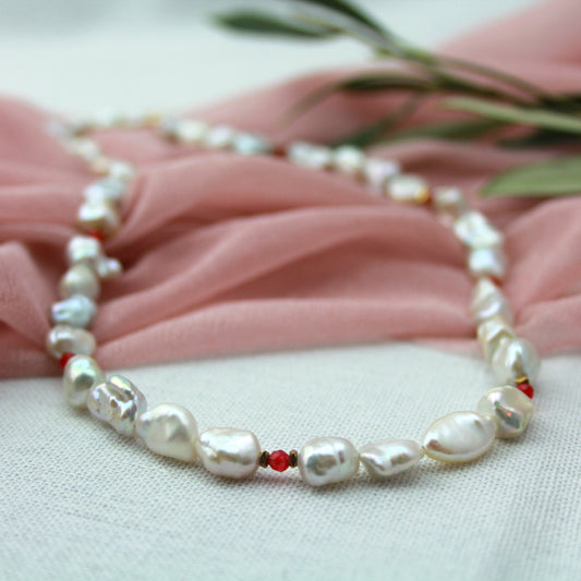 Jade met parelketting