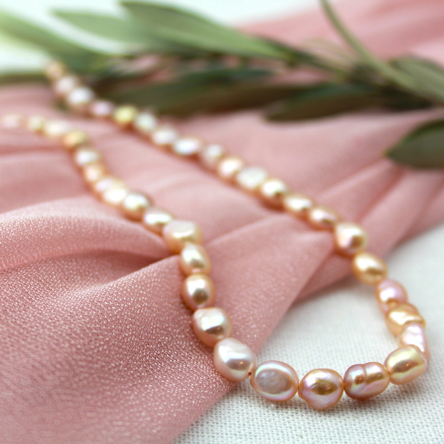 Lichtroze barok parelketting