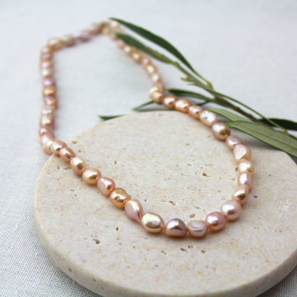 Lichtroze barok parelketting