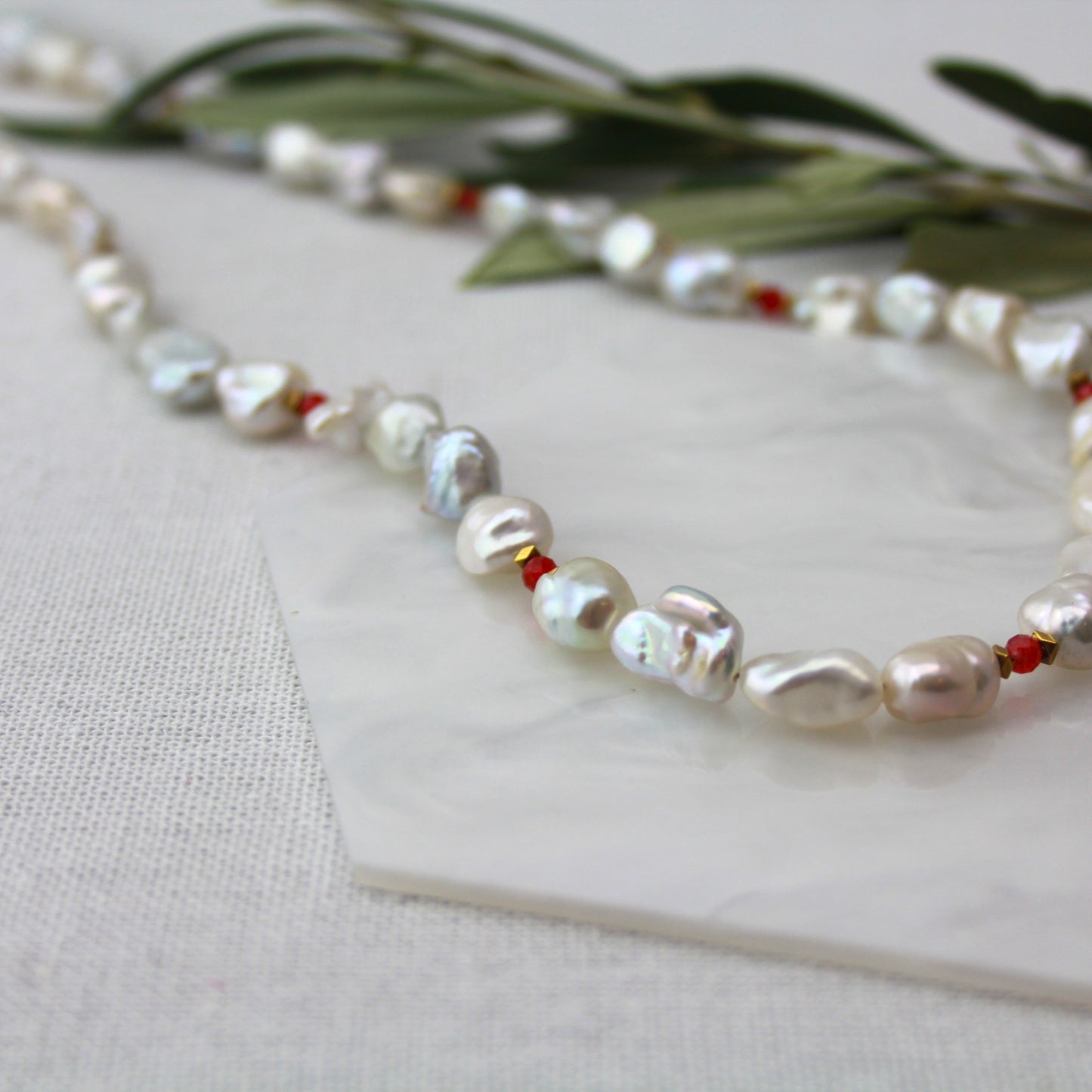 Jade met parelketting