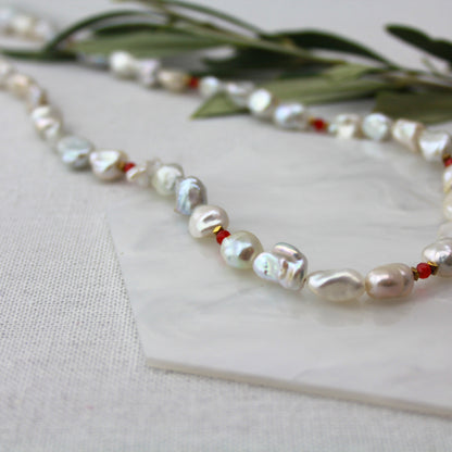 Jade met parelketting