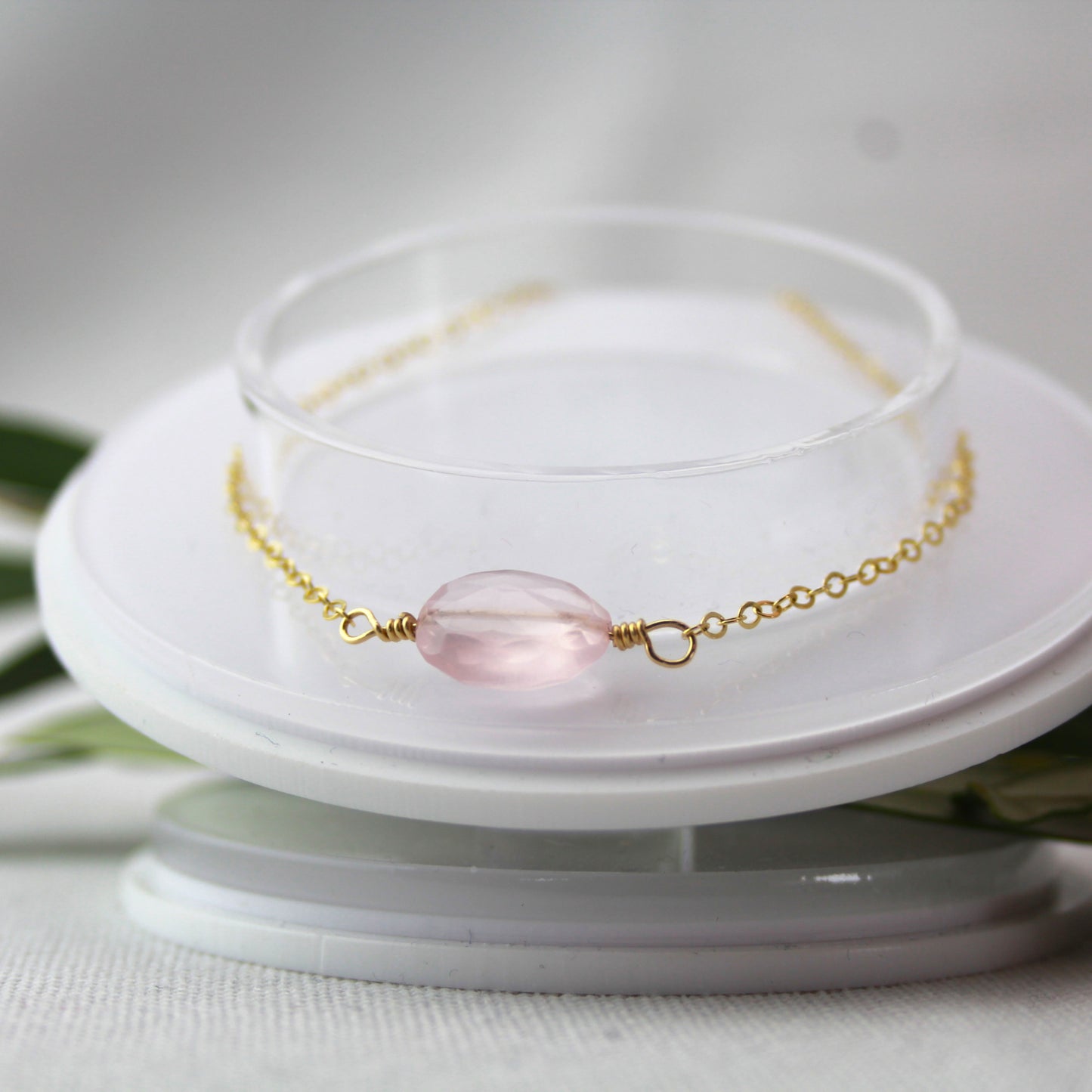 Rozenkwarts met gouden schakelketting