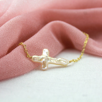 Parelkruis op gouden schakelketting