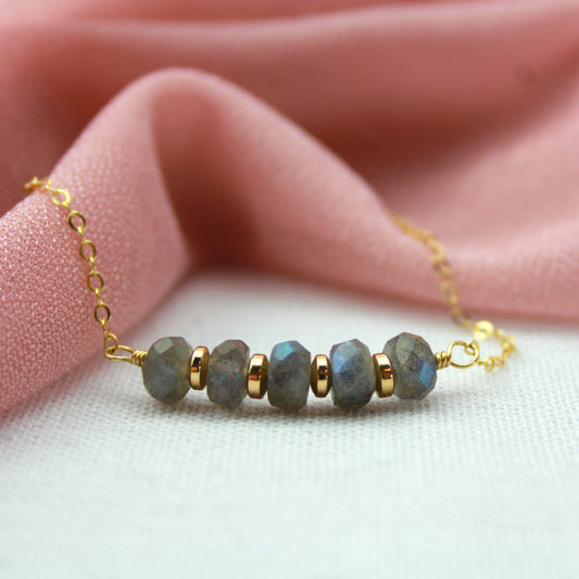 Labradoriet met gouden schakelketting